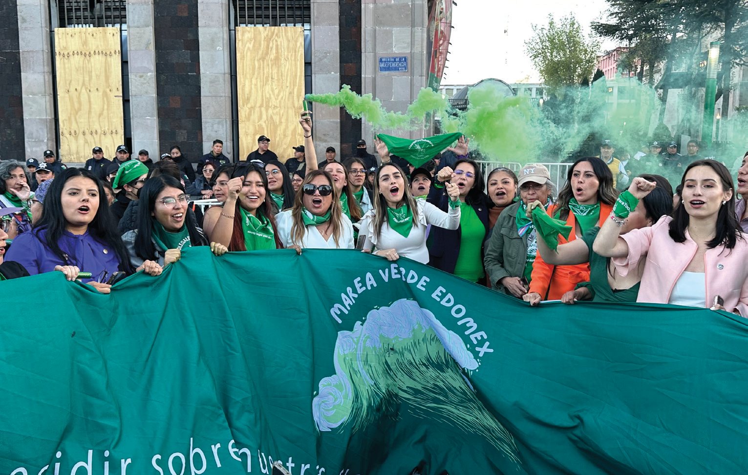 Mujeres de la Marea Verde Edomex en el Congreso