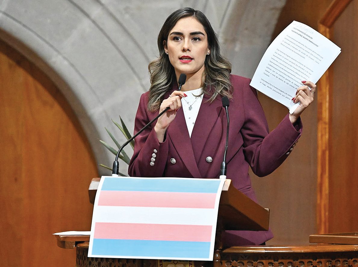 Zaira Cedillo en la tribuna del Congreso del Estado de México