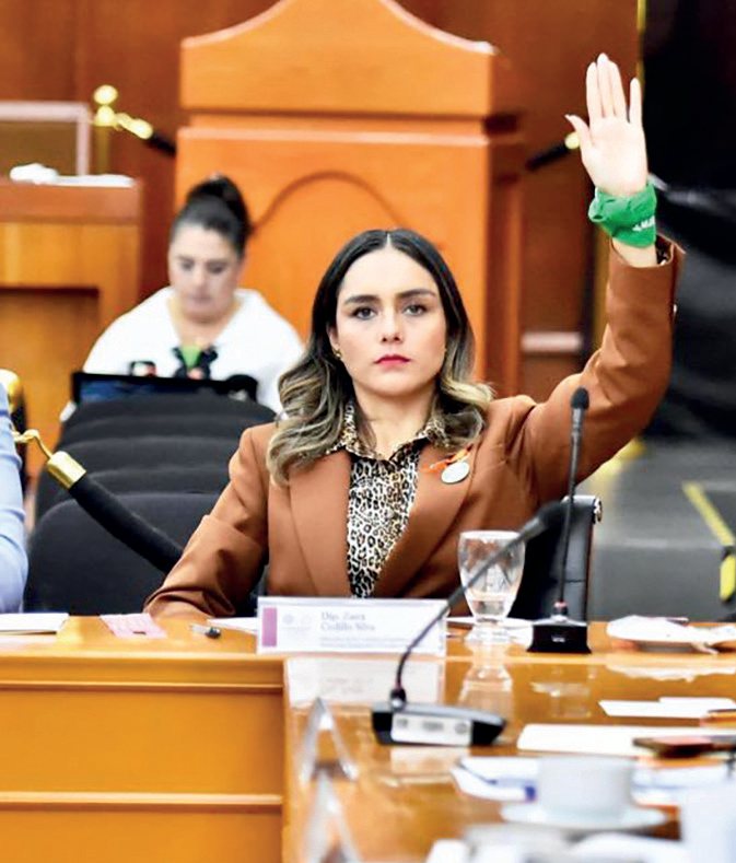 Zaira Cedillo votando en el pleno del Congreso
